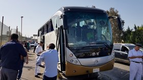 Pravděpodobně bomba zasáhla v neděli odpoledne autobus plný turistů poblíž pyramid v egyptské Gíze. (19.5.2019)