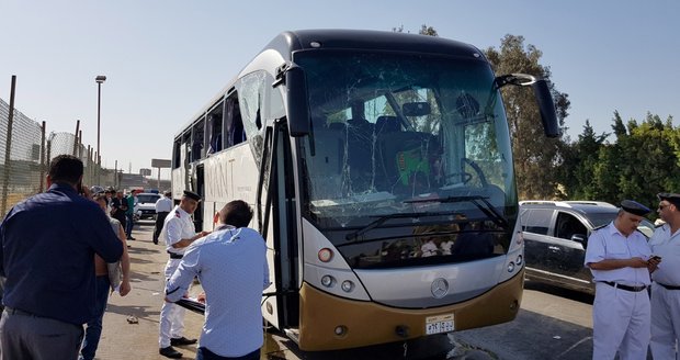 Krveprolití v Egyptě: Při útoku na autobus kousek od pyramid až 17 zraněných