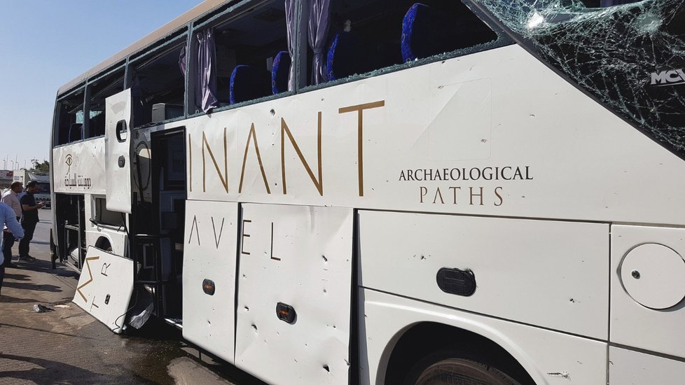 Pravděpodobně bomba zasáhla v neděli odpoledne autobus plný turistů poblíž pyramid v egyptské Gíze. (19.5.2019)