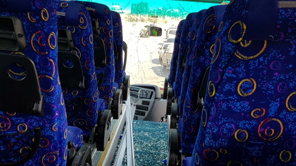 Pravěpodobně bomba zasáhla v neděli odpoledne autobus plný turistů poblíž pyramid v egyptské Gíze. (19.5.2019)