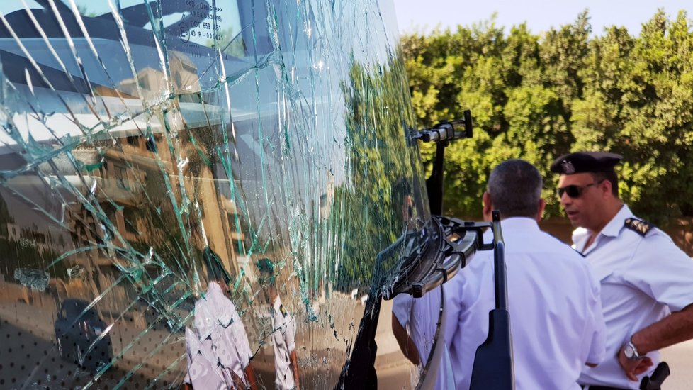 Pravděpodobně bomba zasáhla v neděli odpoledne autobus plný turistů poblíž pyramid v egyptské Gíze. (19.5.2019)