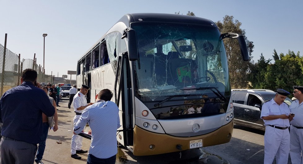 Pravděpodobně bomba zasáhla v neděli odpoledne autobus plný turistů poblíž pyramid v egyptské Gíze. (19.5.2019)