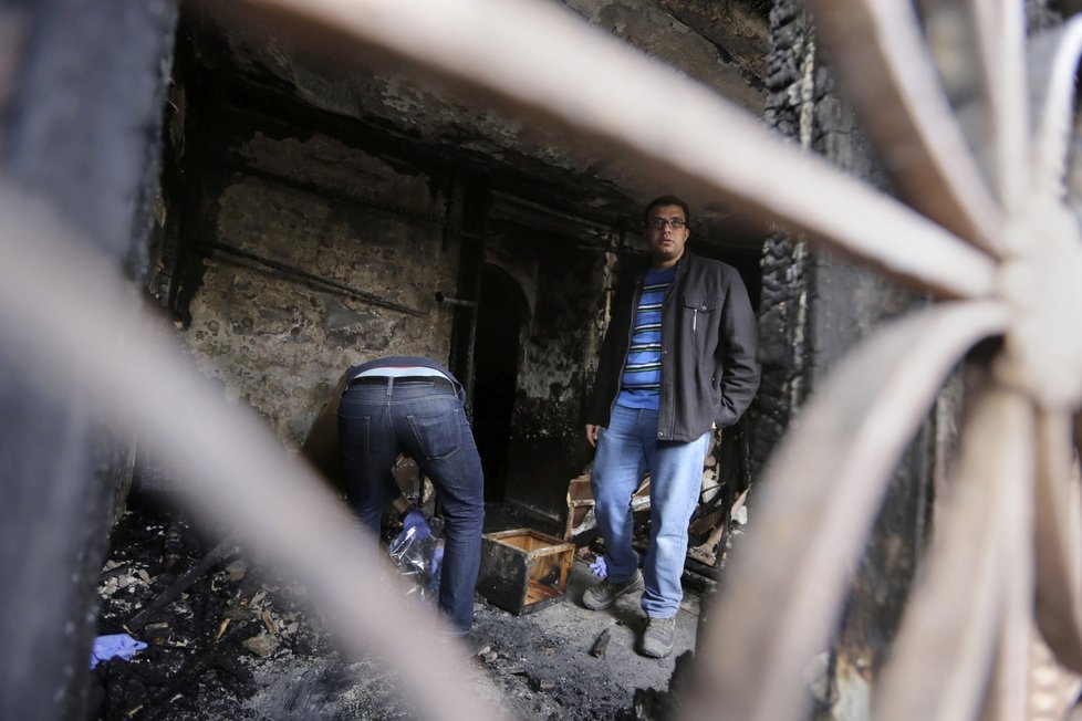 Při výbuchu zápalné bomby zemřelo v Káhiře nejméně 16 lidí 