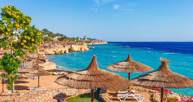 Sedmdesátitisícové město Sharm El Sheikh je největším letoviskem poloostrova. Tvoří ho dvě hlavní části – stará čtvrť s tržištěm a přístavem a luxusní letovisko Naama Bay.