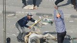 Káhira v krvi: Mubarakovi stoupenci zabíjeli demonstranty  