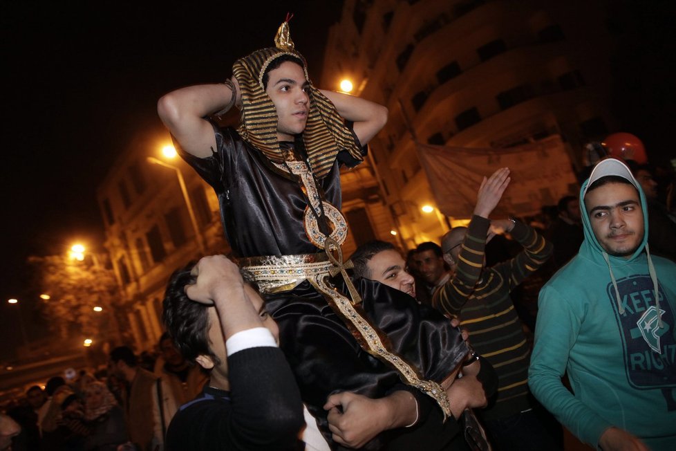 Lidé slavili z pátku na sobotu až do rána i v kostýmech, tento muž se převlékl za faraona