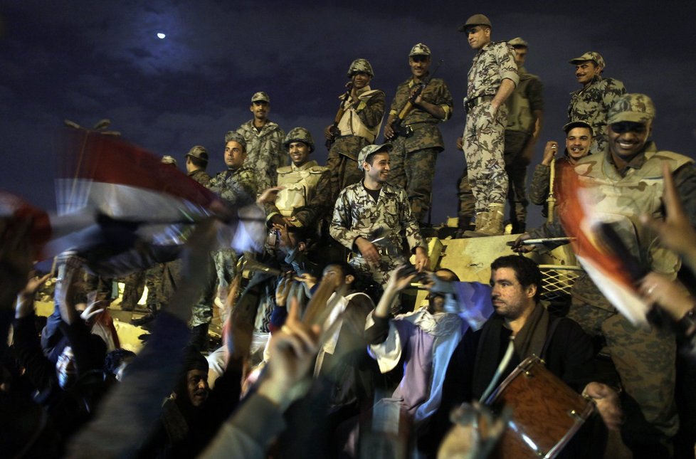 Očividně i armáda má radost z pádu Mubarakovy vlády