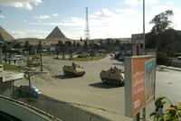 Češi v Egyptě: Z okna vidí pyramidy a tanky