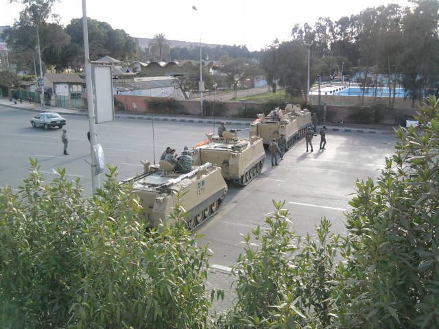 Armáda tanky zatarasila silnici.