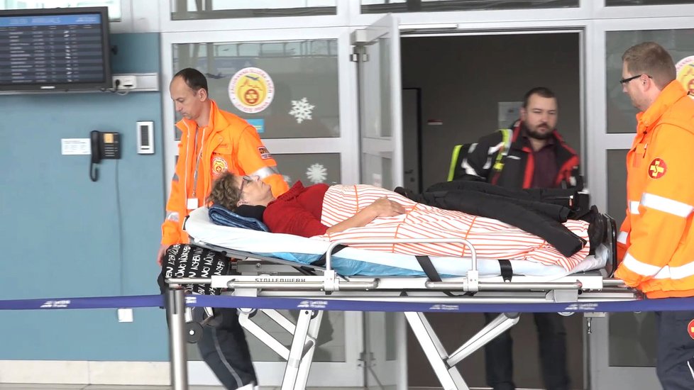 Zdravotníci odvezli paní Dagmar z letiště rovnou do nemocnice.