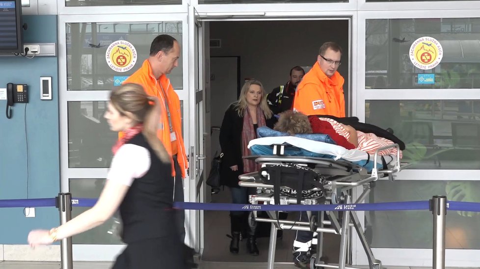 Zdravotníci odvezli paní Dagmar z letiště rovnou do nemocnice.
