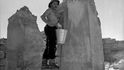 Fotograf Milan Zemina v pilířovém dvoře Ptahšepsesovy mastaby 1974