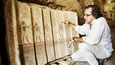 Martin Dvořák při restaurování fragmentu nepravých dveří hodnostáře Ikaje