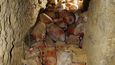 K Menechibnekonově hrobce patří i tento depozit balzamovačů. Nádoby původně obsahovaly obsahovaly látky a substance využité při mumifikaci. Některé nádoby byly i popsané
