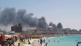 Turisté na pláži v Mersa Matruh na severu Egypta měli kouřící trosky z demonstrací na dohled