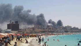 Zatímco ve městě Marsa Matruh nedaleko Alexandrie zuří střety, Egypťané se dál koupou ve Středozemním moři