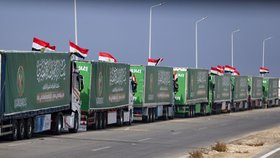 Tahače čekající na hraničním přechodu Rafah mezi Egyptem a Pásmem Gazy (31. 10. 2023).
