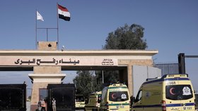 Egyptské sanitky na přechodu Rafah (19. 11. 2023).