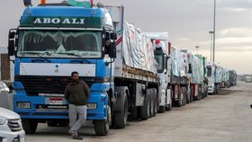 Nákladní vozy s humanitární pomocí čekají na přechodu Rafah (19. 11. 2023).