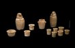 Dvě kanopy a další rituální nádoby vyrobené z egyptského alabastru nalezené českou misí.