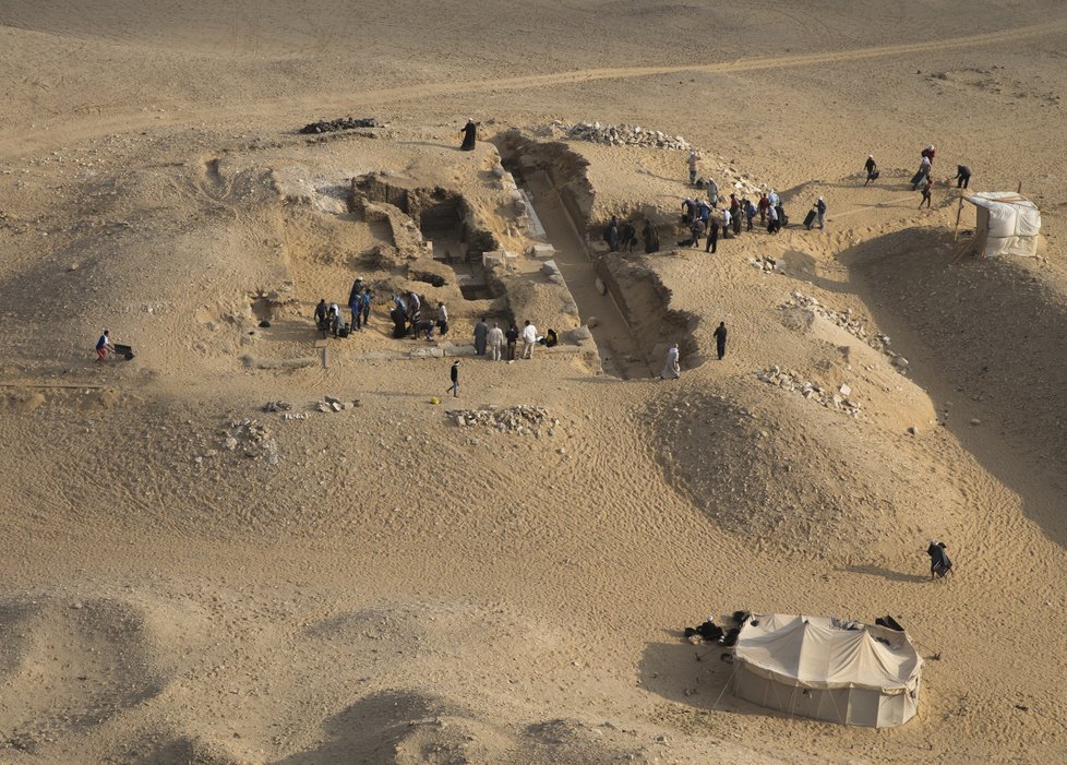 Pohled na Kairesovu hrobku AC 33 z Neferirkareovy pyramidy