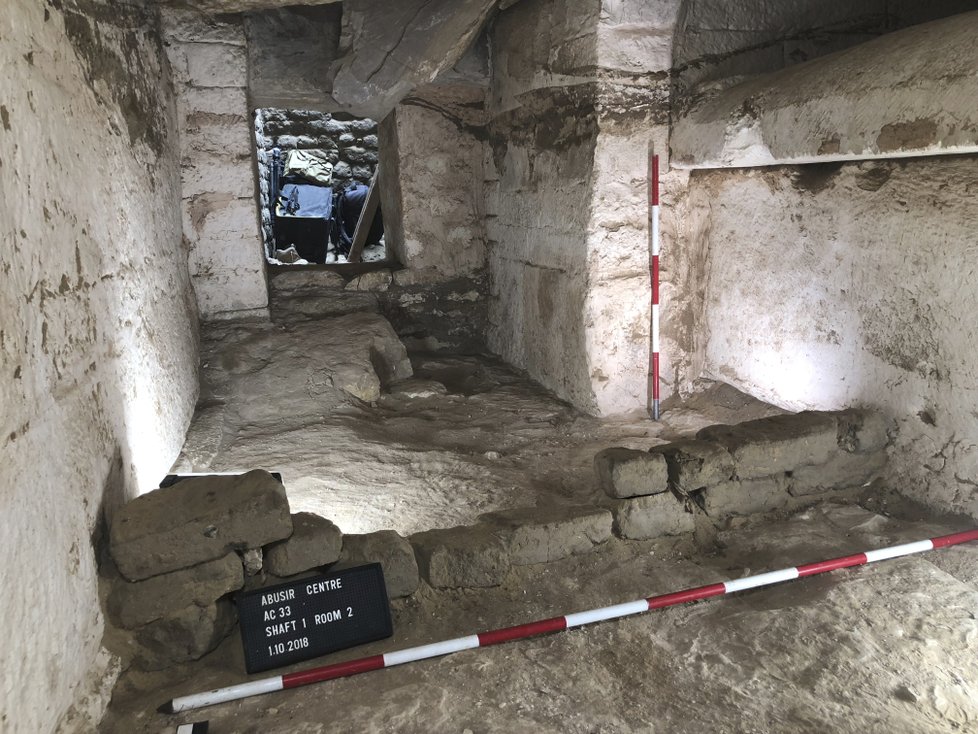 Vyčištěná pohřební komora se sarkofágem