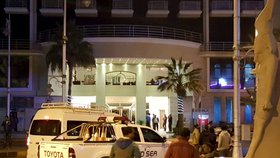 Před hotel začaly ihned sjíždět televizní štáby a podávat svědectví o útoku.