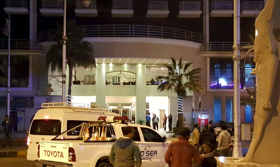 Před hotel se začaly ihned sjíždět televizní štáby a podávat svědectví o útoku.