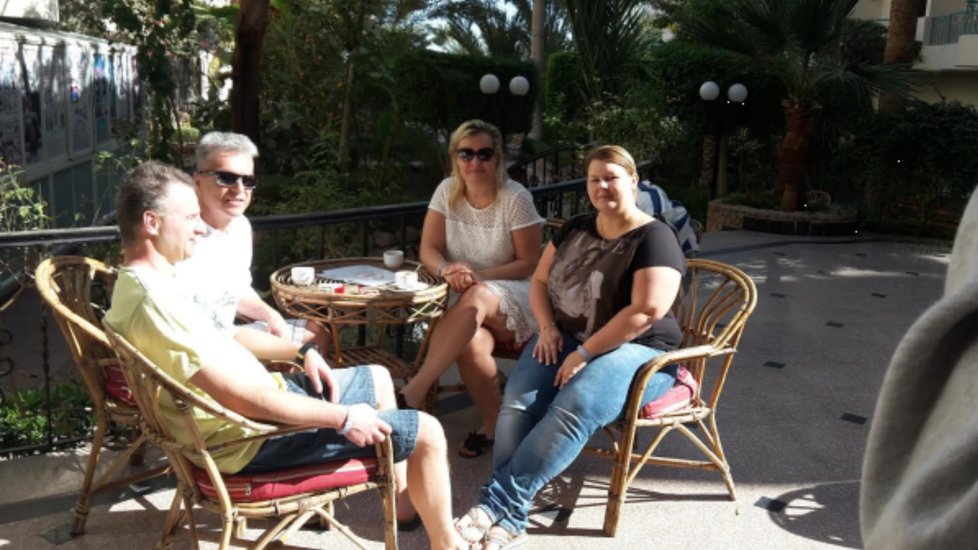 Česká turistka s přáteli v baru, kde se střílelo, zprava Veronika (32), Irena (49), Pavel (49), Milan (43).
