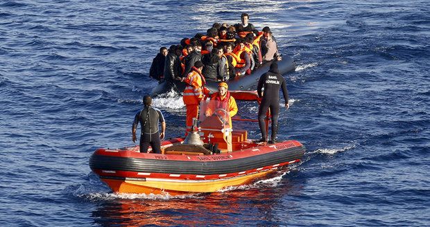 Lodě mezi Itálií a Libyí za jediný den zachránily přes 4 tisíce migrantů
