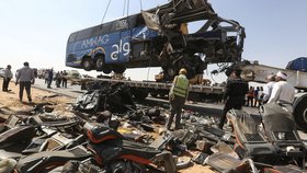 Srážka turistického autobusu s nákladním vozidlem západně od egyptské metropole Káhiry si vyžádala 13 mrtvých a 34 zraněných.