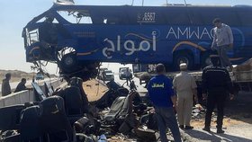 Srážka turistického autobusu s nákladním vozidlem západně od egyptské metropole Káhiry si vyžádala 13 mrtvých a 34 zraněných.