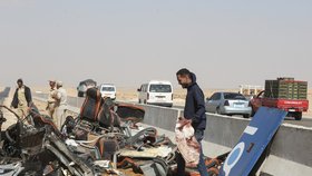 Srážka turistického autobusu s nákladním vozidlem západně od egyptské metropole Káhiry si vyžádala 13 mrtvých a 34 zraněných.
