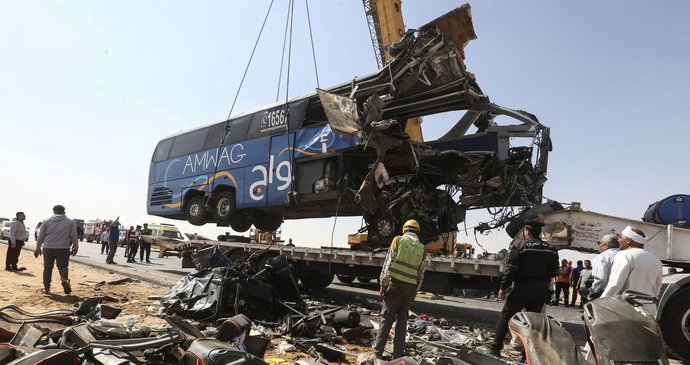 Srážka turistického autobusu s nákladním vozidlem západně od egyptské metropole Káhiry si vyžádala 13 mrtvých a 34 zraněných.