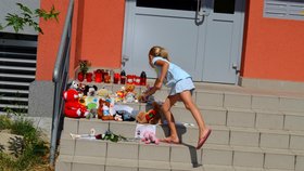 Děti stále nosí květiny, plyšáky, svíčky i dopisy na schody domu, kde žila jejich kamarádka Klárka