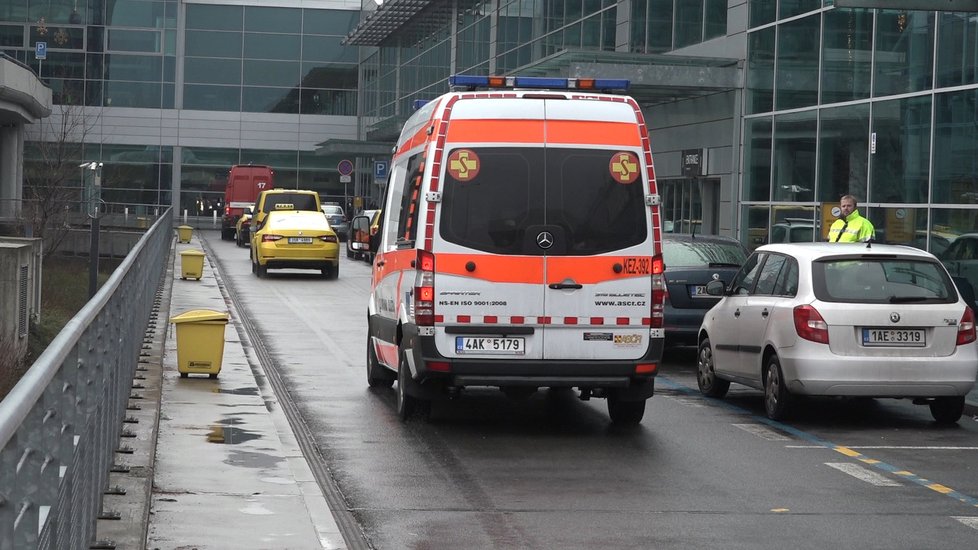 Odjezd sanitky z letiště V. Havla do Střešovic