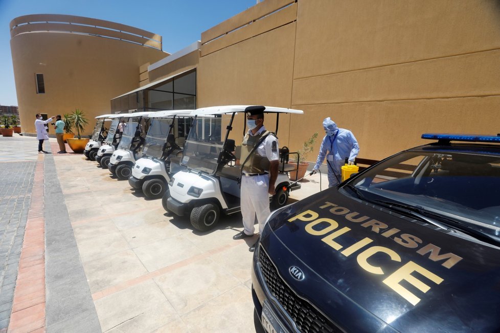 Mimořídná opatření v hotelových resortech v Egyptě. Také v Hilton Hurghada Plaza všechno dezinfikují, personál nosí ochranné pomůcky.