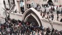 Série výbuchů zabila v egyptském kostele 31 lidí a přes 100 zranila.