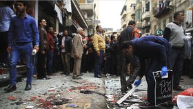 Série výbuchů zabila v egyptském kostele 31 lidí a přes 100 zranila.