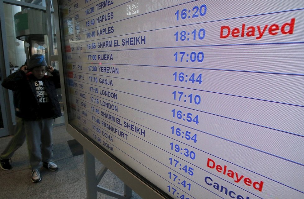 Takto to vypadá na letišti v Egyptě: zrušené lety, čekající lidé...