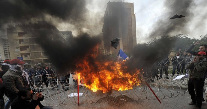 Lidé v Egyptu, Libanonu a dalších zemích zapalují ulice a rabují obchody