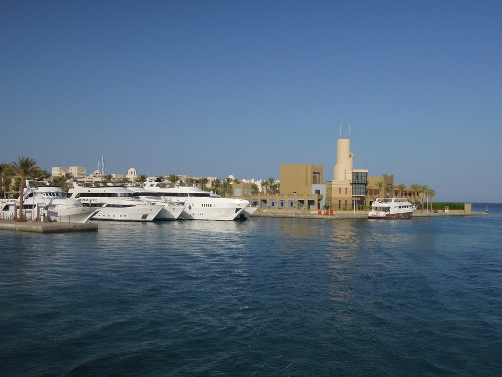 Přístav Port Ghalib je pro turisty centrem regionu. Jsou tu restaurace, bary, obchody i firmy na zážitky.