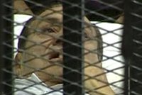 Faraona Mubaraka soudili v kleci a na lůžku