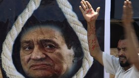 Mubarakovi hrozil trest smrti, dostal však doživotí. Mnozí Egypťané by ho však nejraději vyděli viset
