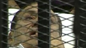 V kleci zavřený Mubarak přihlíží soudu. Hrozí mu i trest smrti.
