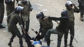Členové bezpečnostní složky zatýkají v Káhiře jednu z demonstrantek
