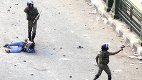 Armáda v centru Káhiry používá i střelné zbraně