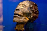 Na hlavě mumie jsou vidět perfektní kudrliny