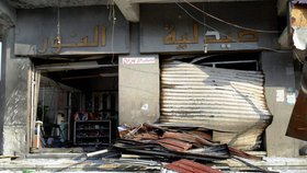 Lékárna patřící kopskému křesťanovi vypálená Mursího stoupenci, 17. července na západu Sinaje.