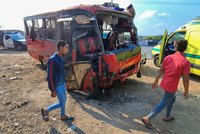 Hrozivá nehoda v Egyptě. Při srážce autobusu s náklaďákem zemřelo 17 lidí, zraněných je 29
